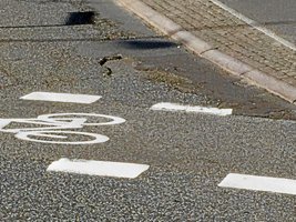 Her hjælper kun et lag ny asfalt: Tæt trafikeret vej er godt slidt