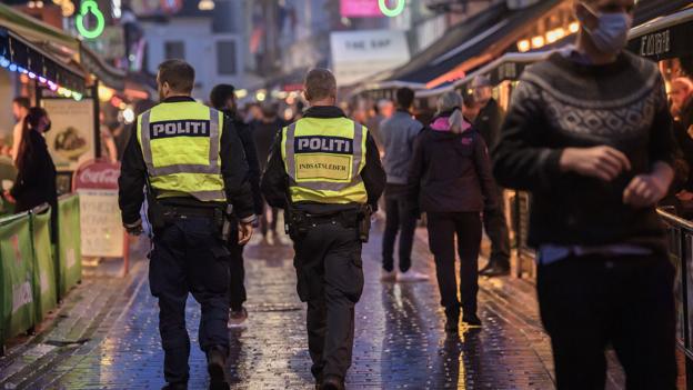 Nordjyllands Politi har både uniformerede patruljer og civile betjente i Jomfru Ane Gade, når nattelivet bølger. Arkivfoto: Martin Damgård