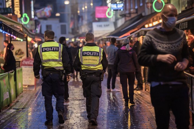 Nordjyllands Politi var tilstede i Jomfru Ane Gade i weekenden for at holde skarpt øje med de festglade nordjyder. Arkivfoto: Martin Damgaard