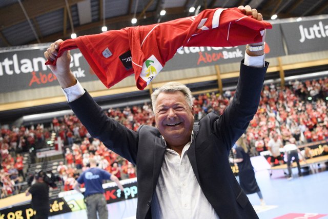 Aalborg Håndbolds hovedaktionær, Eigild Christensen, var i sit es, da Aalborg Håndbold sikrede DM-guldet. Foto: Henrik Bo