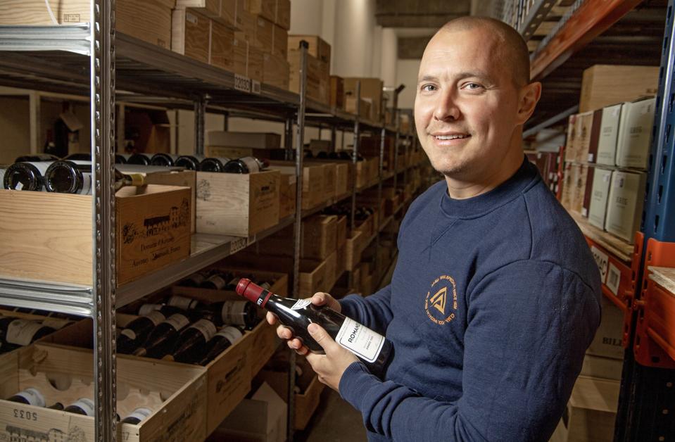 Rasmus Nielsens interesse for vin begyndte, mens han arbejdede i købmandsforretning i Hals. Her havde han ansvaret for vinafdelingen og begyndte at samle på dyre flasker i fritiden. I 2006 stiftede han RareWine. Her står han med en flaske Romanée-Conti fra Domaine de la Romanée-Conti - en af verdens dyreste vine. <i>Foto:Henrik Simonsen</i>