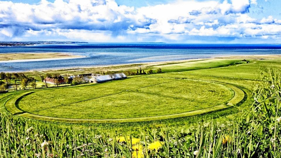 Resterne af Aggersborg, der engang kunne rumme 5000 krigere i sine langhuse, fortæller stadig en historie, som kan fængsle resten af verden. Arkivfoto