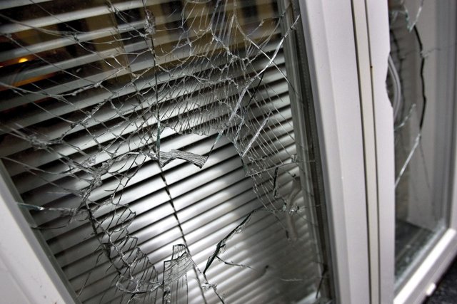 Et vindue blev knust for at tyven kunne komme ind i villaen i Elling. Arkivfoto
