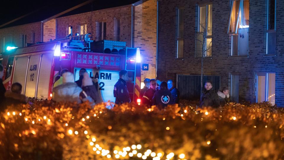 Brandfolk fra Nordjyllands Beredskab var hurtigt fremme og sørgede for, at ilden fra juledekorationen ikke bredte sig. Foto: Torben Hansen