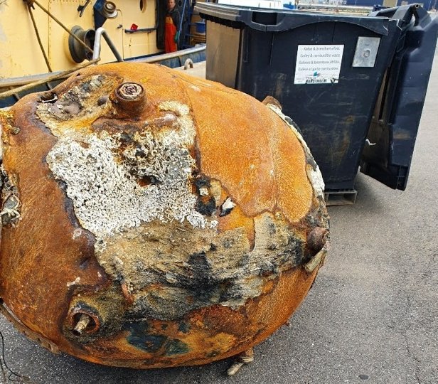 Den store mine var rusten og farlig. Ifølge Søværnets eksperter havde den funktionsdygtig sprængladning og detonator. Foto: Midt- og Vestjyllands Politi.