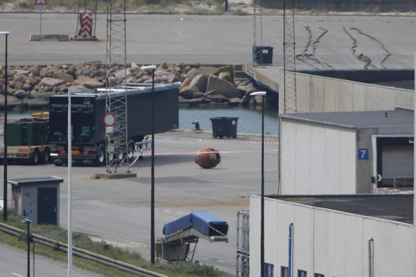 Den store mine ligger på kajen her i havnen i Hanstholm. Næsten hele havnen er afspærret. <i>Bo Lehm</i>