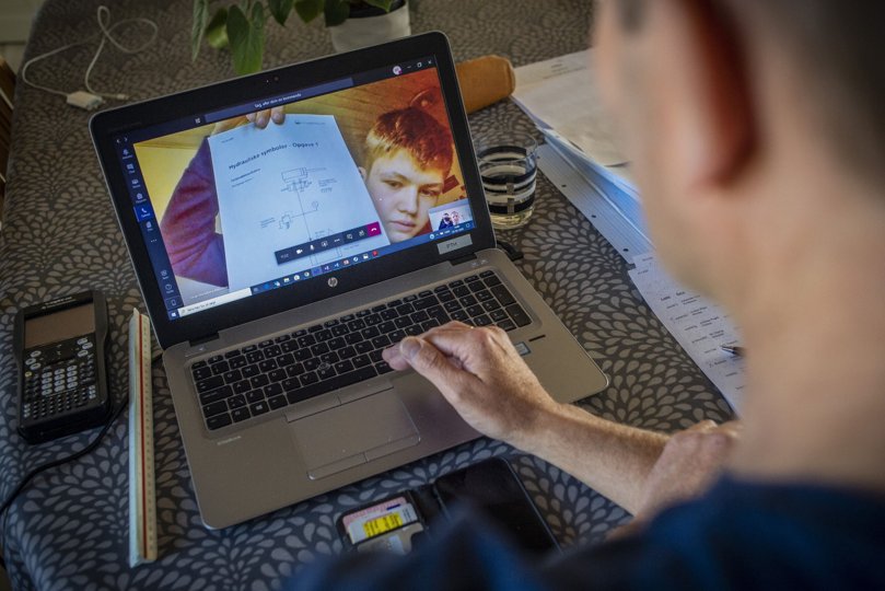 Hjemmeskole-og arbejde kan på en og samme tid skabe udfordringer for både børn og forældre. Foto: Martin Damgård