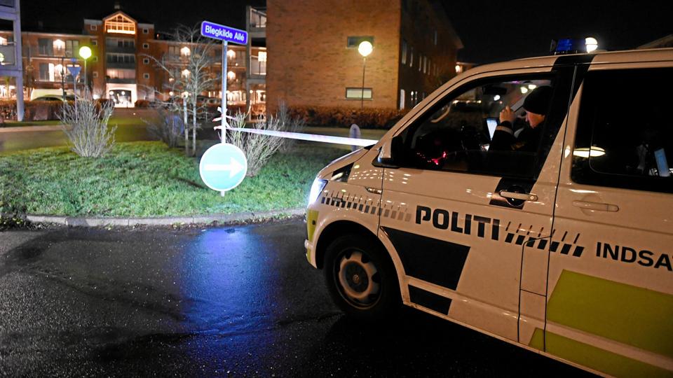 Politiet var massivt til stede 1. juledag om aftenen i flere timer, men fandt ingen spor, der kunne føre til anholdelser i sagen om overfaldet på den 26-årige mand. Foto: Jan Pedersen