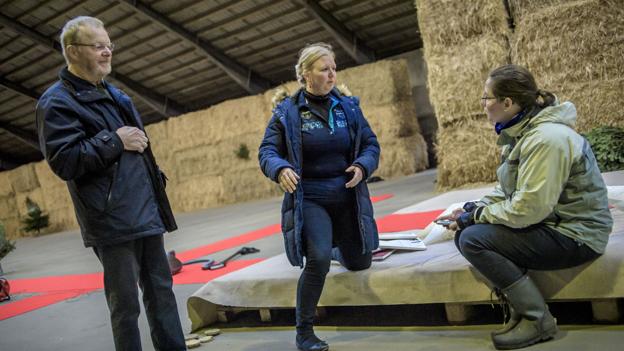Sognepræst Rikke Visby Wickberg og formand for menighedsrådet Orla Kastrup forventer omkring 200 deltagere til julegudstjensten torsdag eftermiddag klokken 14 i den ryddede kreaturstald i Kgs. Tisted, hvor big baller af halm omkranser det primitive og meget anderledes kirkerum.. Foto: Martin Damgård