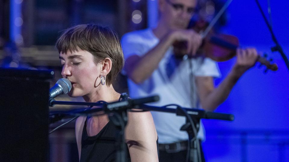 Majke Voss Romme ved pianoet med violinisten Nils Gröndahl i baggrunden. Foto: Henrik Bo <i>Foto: Henrik Bo</i>