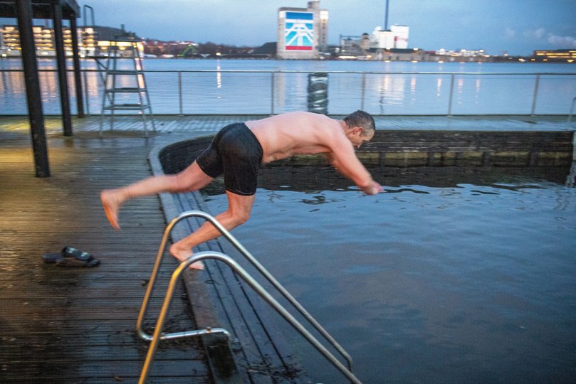 Der går formentlig flere måneder, før vinterbaderne i Lillebjørn igen kan få en kold dukkert i havnebadet. Arkivfoto: Bente Poder