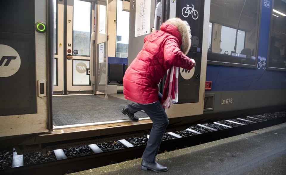 Her kan man se, hvor højt man skal kunne springe op eller ned, for at komme med toget på perronen i Brønderslev - det giver problemer for nogle af passagerne. <i>Arkivfoto: Henrik Louis</i>