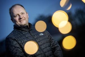 Jesper er en af julens helte: Uden hjælp kan familierne ikke holde en almindelig juleaften