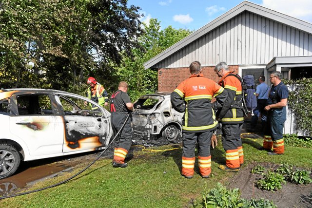 To biler udbrændte tirsdag på Gjøl, men villaen på Hans Kirksvej slap med småskader ved et vindue. Foto: Jan Pedersen