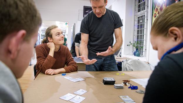 Jesper Kjær forklarer spillet for William Skytte Boes fra Nørresundby, der normalt studerer interaktivt design. Han og kom for at hjælpe med at teste - men endte med at have en underholdende aften med "Pedigree Dogs"  Foto: Bo Lehm <i>Bo Lehm</i>