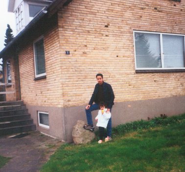 Nidal Abu Arif med sin niece, Sara, foran huset på Eriksvej, hvor han en overgang boede i en kælderlejlighed. Hans niece arbejder i dag som læge i Hjørring. Privatfoto