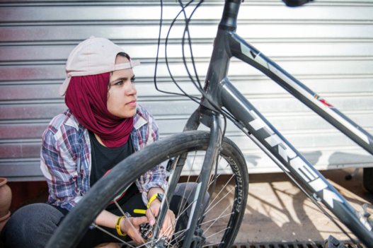 Meryem-Belkihel, 25 år, valgte i sommeren 2020 at cykle rundt i den nordlige del af Marokko som en del af sin kamp for kvinders rettigheder. Foto: Bakir Mohammed <i>Photo by Bakir Mohammed - Good p</i>