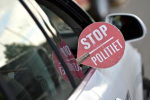 Mobilsnakkende påvirket bilist uden gyldigt kørekort