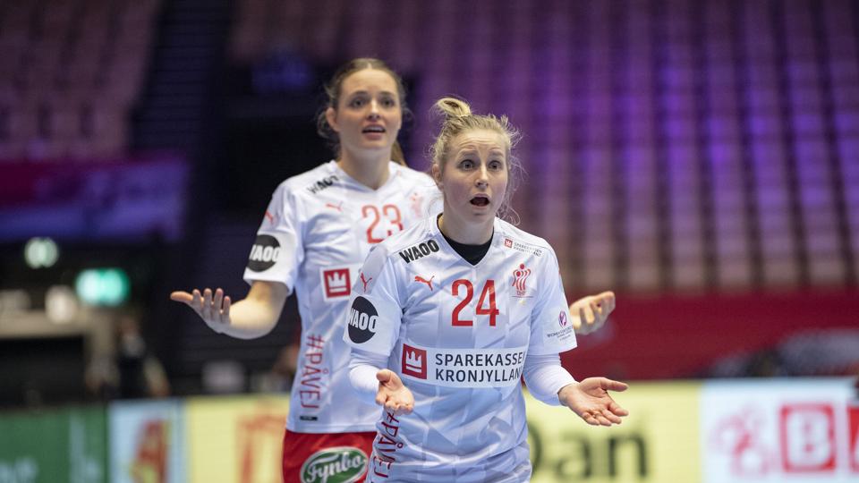 Mia Rej Bidstrup and Kristina Jørgensen var et tydeligt billede på den danske afmagt i bronzekampen. Foto: Bo Amstrup/Ritzau Scanpix <i>Ritzau Scanpix</i>