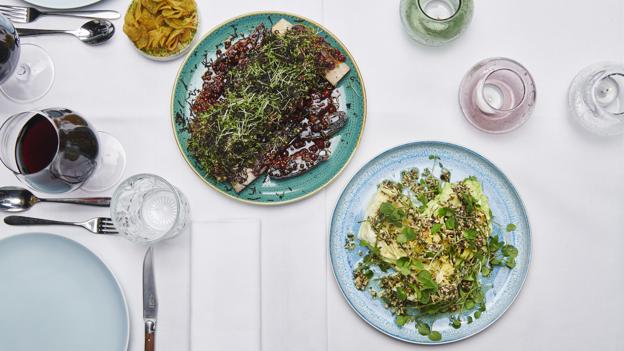 Menuen fra Musikkens Spisehus er forholdsvis nem at give sig i kast med. Beskrivelserne er nemlig gode. Foto: Svenn Hjartarson