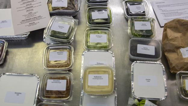 Selv om der er mange plastikbøtter fra Musikkens Spisehus, så er det ikke besværligt at komme igennem tilberedningen. Alt er præcist beskrevet, og de mange labels gør det faktisk mere overskueligt. Foto: Martel Andersen