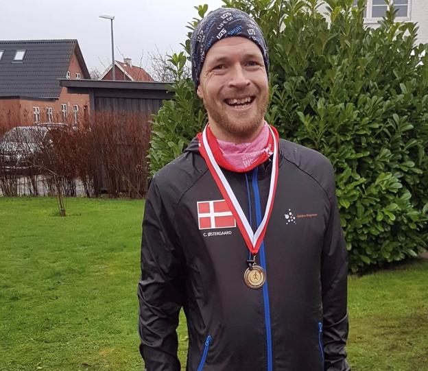 Træt men glad. Billedet er taget lige efter at Casper Østergaard har gennemført halvmaratondistancen til Kærby Juleløb 2019. Privatfoto