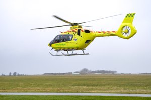Kvinde fik hovedskader efter styrt på knallert: Fløjet med helikopter til Aalborg