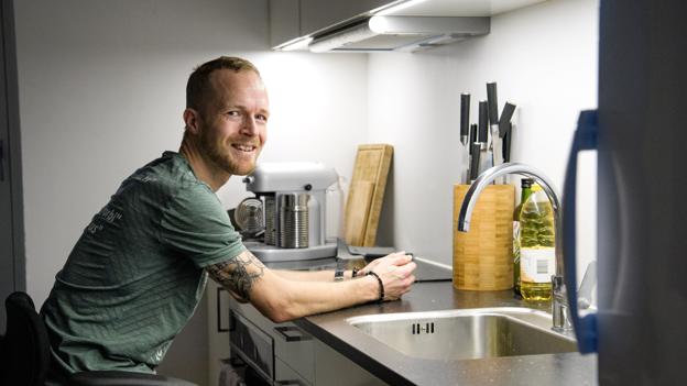 Casper Østergaard har en særlig stol, som han kan sidde på, når han arbejder i sit køkken. Foto: Bo Lehm <i>Bo Lehm</i>
