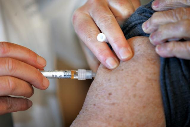 Der startes med målrettet vaccination af udsatte ældre og personer med visse kroniske sygdomme, da de har et nedsat immunforsvar