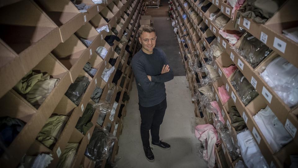 Benjamin Philip er kommet langt siden han købte t-shirts hjem for 2000 kroner. Her er han på Teeshoppens lager på Mineralvej i Aalborg. Foto: Martin Damgård