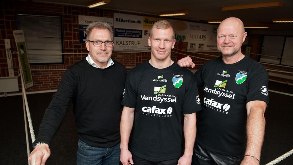 Torben Keller (i midten) møder tjekke ved Pandrup Bokseklubs julestævne. Arkivfoto: Claus Søndberg <i>Claus Søndberg</i>