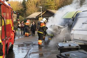 Brand i bil og campingvogn: Ejer holdt ilden i skak