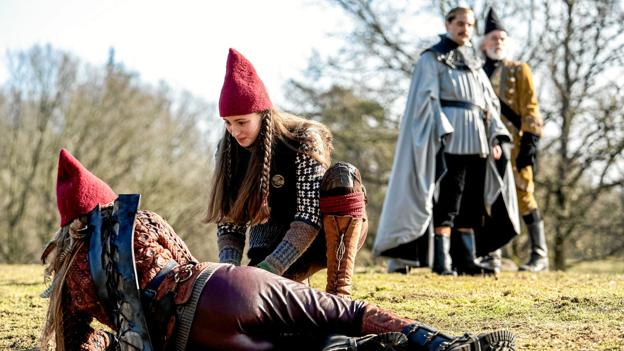 Falke og Tinka umiddelbart efter det store opgør mellem det gode og det onde. Foto: Per Arnesen