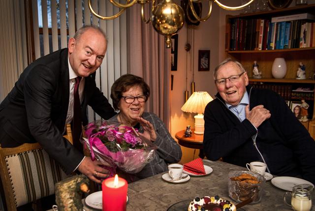 Edith og Peder Ivar Nielsen har holdt sammen i 60 år. Her får de overrakt blomster af viceborgmester Karsten Frederiksen. 

Foto: Laura Guldhammer