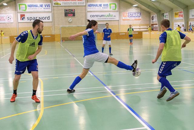 Skjold Sæby med overtrækstrøjer her i kamp med Aalborg Futsal vandt det indledende stævne onsdag aften.

Foto Peter Broen