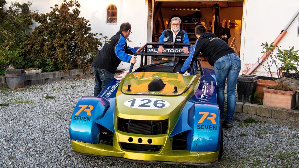 Teamets bil, som har kostet i underkanten af 200.000 kr. - en billig fornøjelse i forhold til andre klasser og en del af årsagen til, at de netop kører Seven Racing.