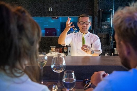 Vinh Du er sushi-ekspert om en hals, og det er værd at opleve Fusions Omakase med op imod 30 små serveringer. Foto: Kim Dahl Hansen