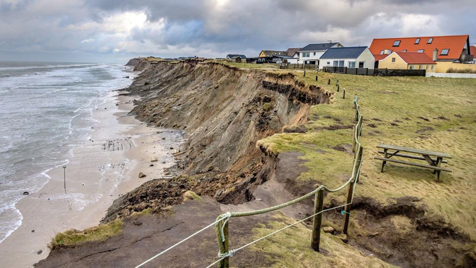 Under stormen 2. juledag 2017 har skrænten ved Nr. Lyngby flere steder taget en tur mod havet. Arkivfoto Peter Broen