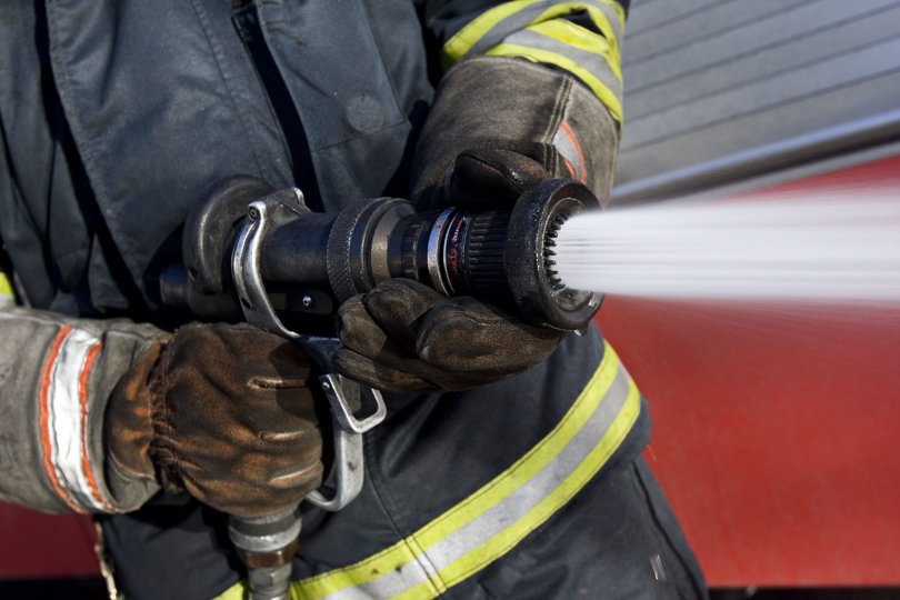 Brandfolk fra Nordjyllands Beredskab i Sindalk fik hurtigt ilden i værkstedet under kontrol. Arkivfoto <i>Pressefotograf Henrik Bo</i>