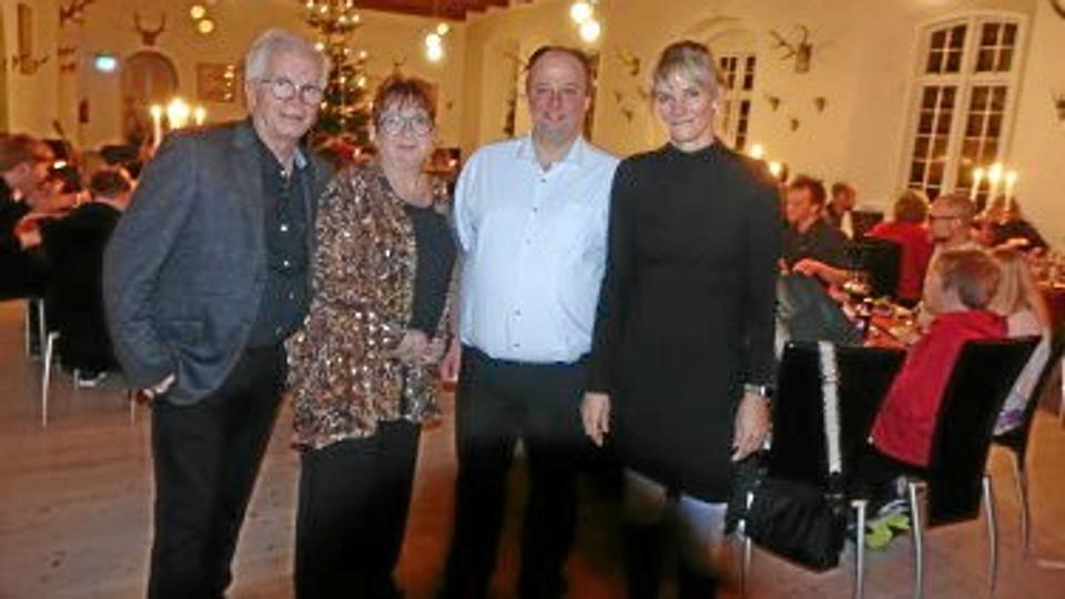 Fra venstre slotsparret og aftenens værter Knud-Erik og Mona Høegh sammen med supersvømmer Johnni Olesen fra Hjallerup og forstander for Julemærkehjemmet i Hobro Lise Claesson. Privatfoto