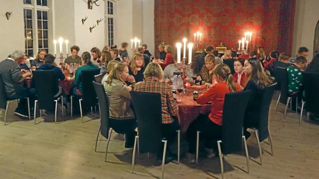 De 40 børn og ansatte hyggede sig torsdag aften i riddersalen på Nørlund Slot. Privatfoto
