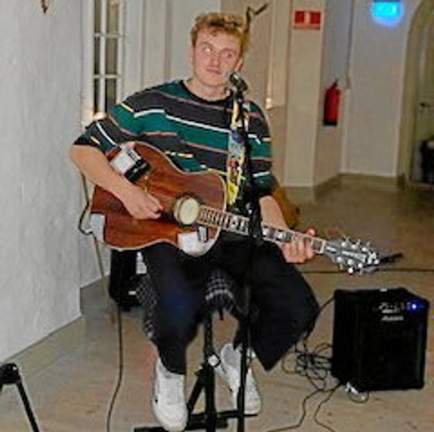 Musikeren Thomas Blum fra Aalborg sang og underholdt på guitar. Privatfoto