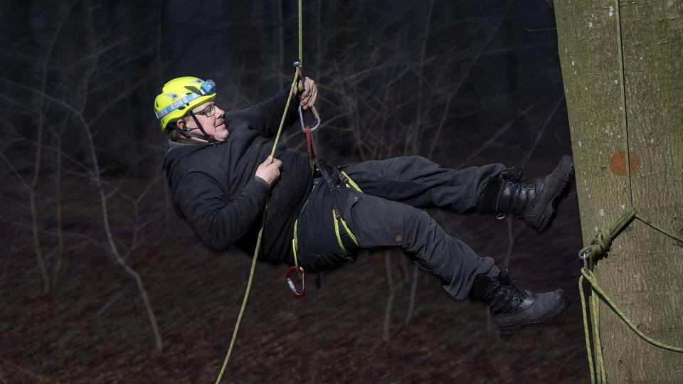 Tom Jakobsen er selv en habil klatrer, og har mange års erfaring med klatreudstyr og baner. Han regner med, at klatreskoven vil få omkring ti instruktører, der kan guide gæsterne sikkert igennem. <i>Lars Pauli</i>
