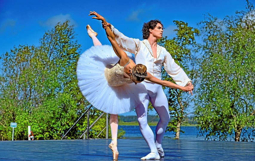 16 dansere fra Den Kongelige Ballet var med i forestillingen ved Nors Sø.