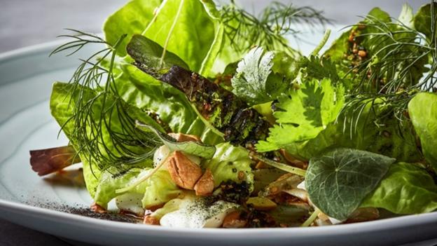Musikkens Spisehus har en frisk salat med torsk på menuen.