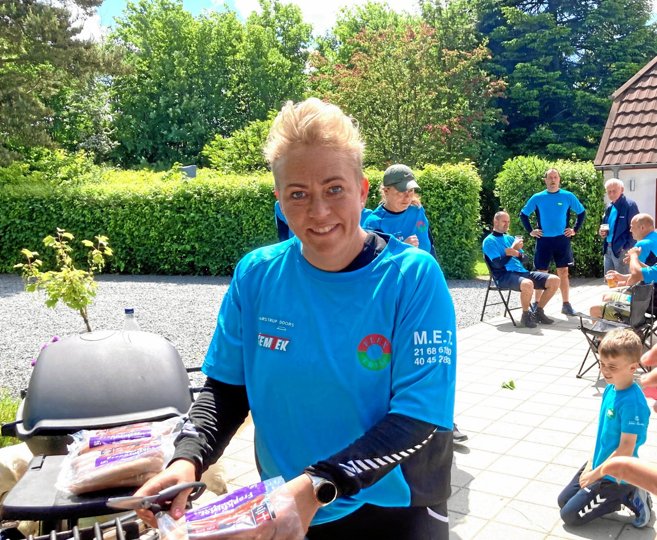 Anne Bjerre Larsen ved grillen i gården hjemme på Vangvej i Sdr. Solbjerg, som i år var centrum for Team Slowfox' deltagelse i Stafet for Livet. Foto: Morten Kyndby Holm