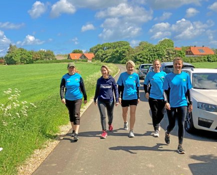 Maj-Britt Pederse, Jane Mikkelsen, Dorthe Gregersen, Brigit Bruslund og Lene Kusk på vej tilbage efter en tur på den 1,2 kilometer lange rundstrækning i Sdr. Solbjerg. Foto: Morten Kyndby Holm