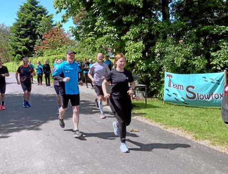 Medlemmer af Team Slowfox - og nogle deltagere udefra - stillede op til en halvmaraton med udgangspunkt i holdleder Anne Bjerre Larsens hjem på Vangvej i Sdr. Solbjerg. Foto: Morten Kyndby Holm