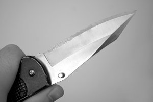 Fest udviklede sig voldsomt - kvinde stukket med kniv
