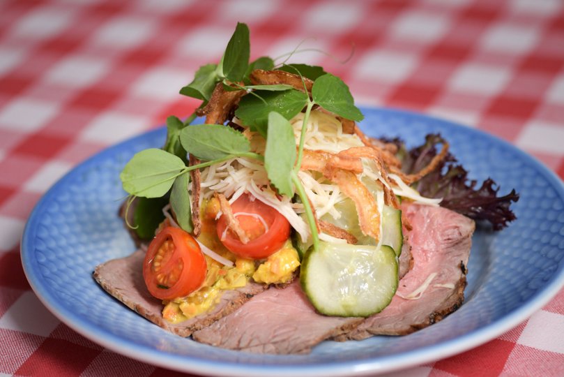 Madjournalisten satte - forholdsvis - glad sin roastbeef til livs. Foto: Claus Søndberg.